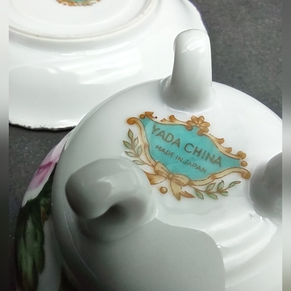 Yada China Teacup and Saucer set, footed cup with pink roses - Picture 2 of 11